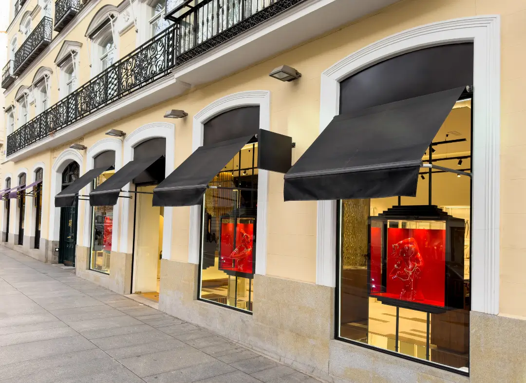 Façade vitrine de magasin en aluminium sur mesure à Sommières